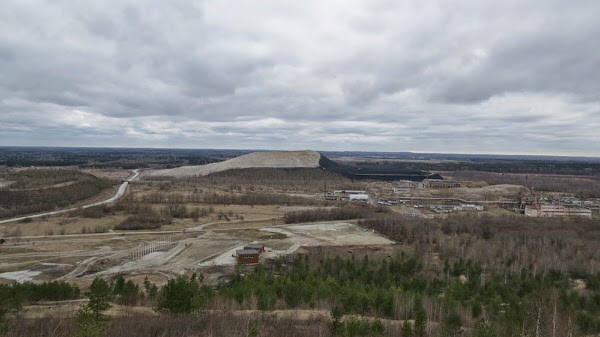 Terril d'une ancienne Mine de schistes en Estonie